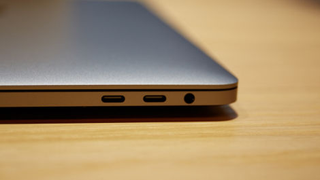 Illustration for article titled Probamos el nuevo MacBook Pro: una barra genial y un infierno de adaptadores